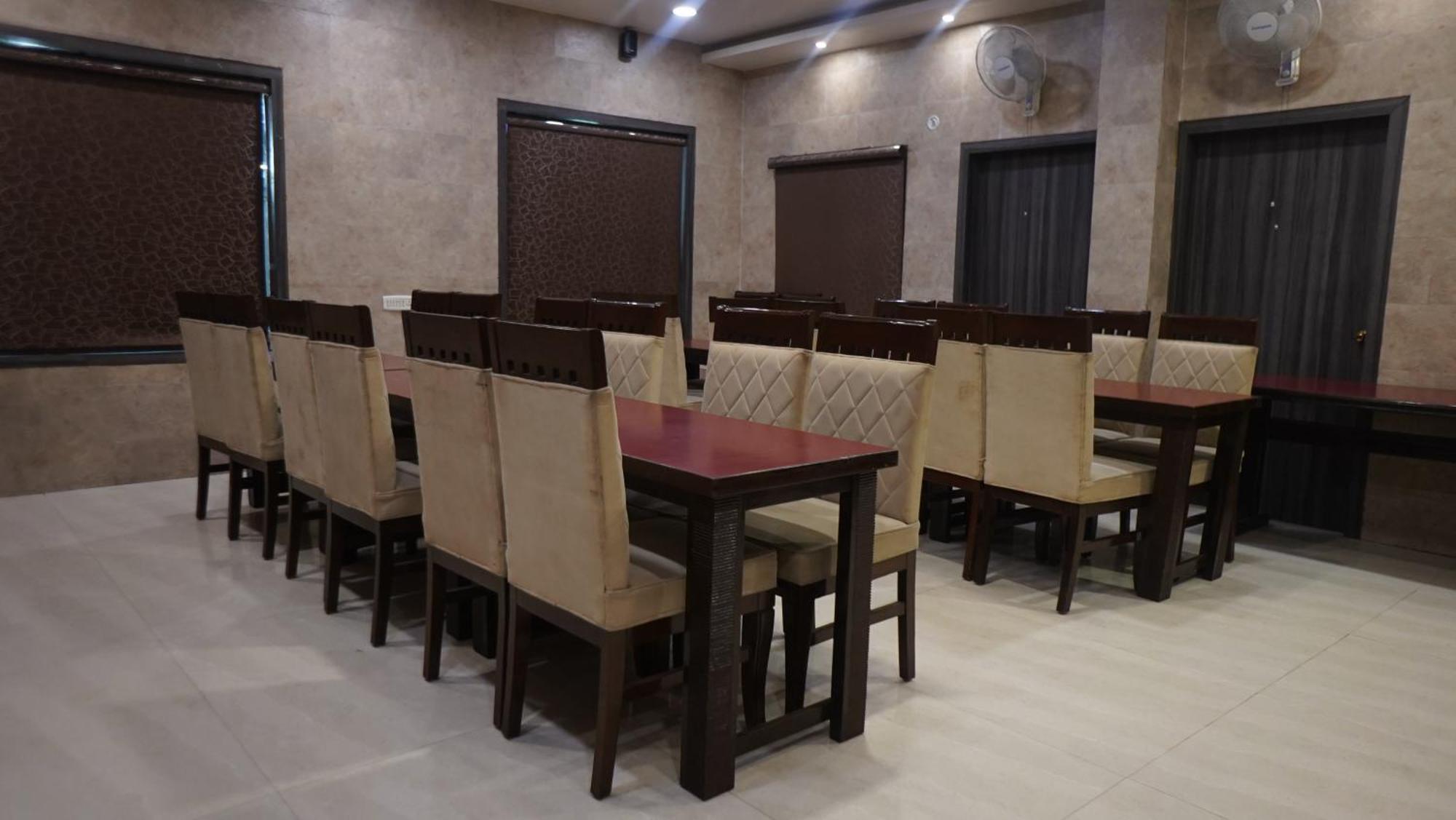 Hotel Park Regency Gorakhpur Exteriör bild
