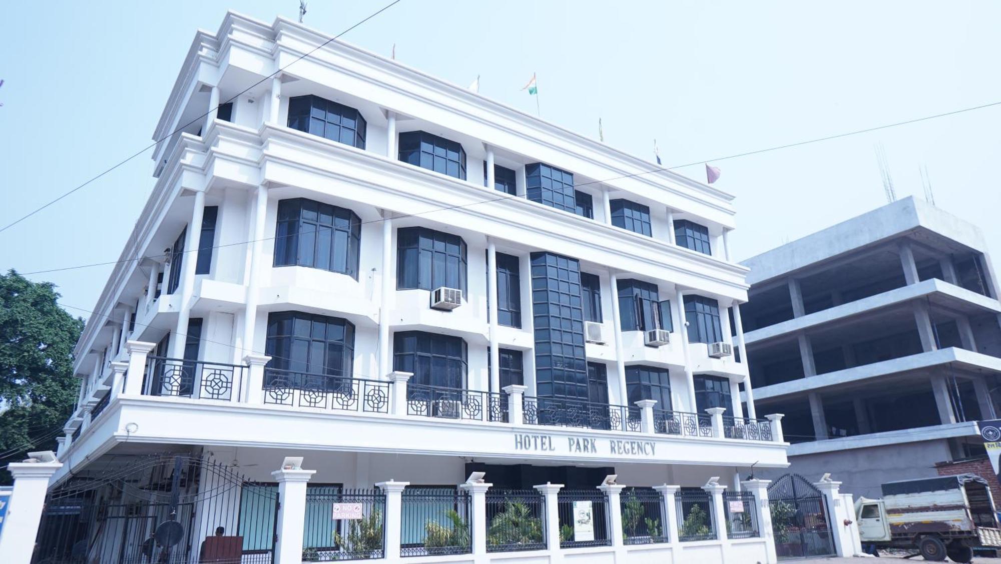 Hotel Park Regency Gorakhpur Exteriör bild